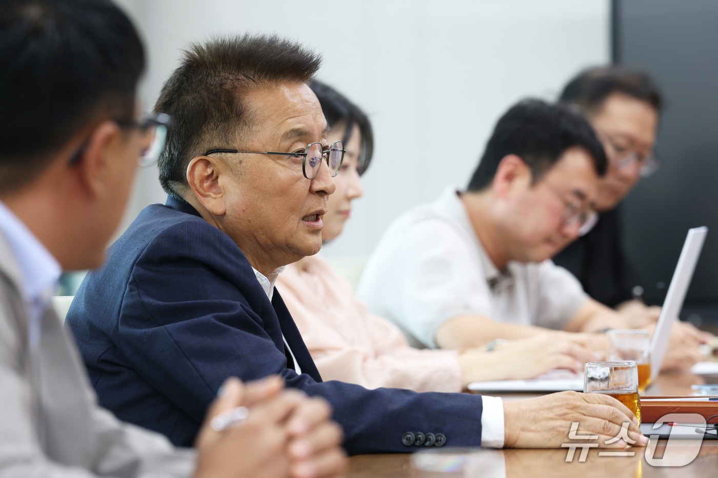 김영환 충북지사가 18일 출입기자들과 차담을 하고 있다.(충북도 제공. 재판매 및 DB금지)/뉴스1