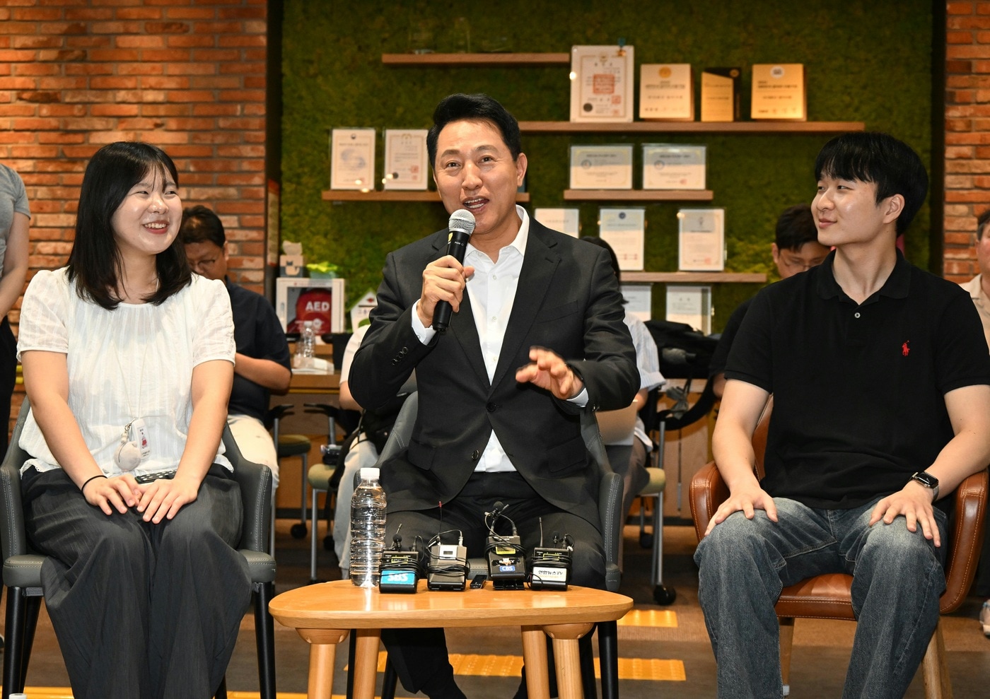 오세훈 서울시장이 18일 성동구 링키지랩에서 열린 '서울영커리언스 인턴십 현장소통 간담회'에서 청년들과 이야기를 나누고 있다.