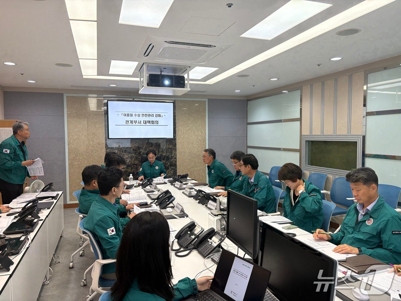 울산 북구는 18일 부구청장실에서 여름철 수상 안전관리 강화를 위한 관계부서 긴급 대책회의를 열었다.(울산 북구 제공. 재판매 및 DB금지)/뉴스1