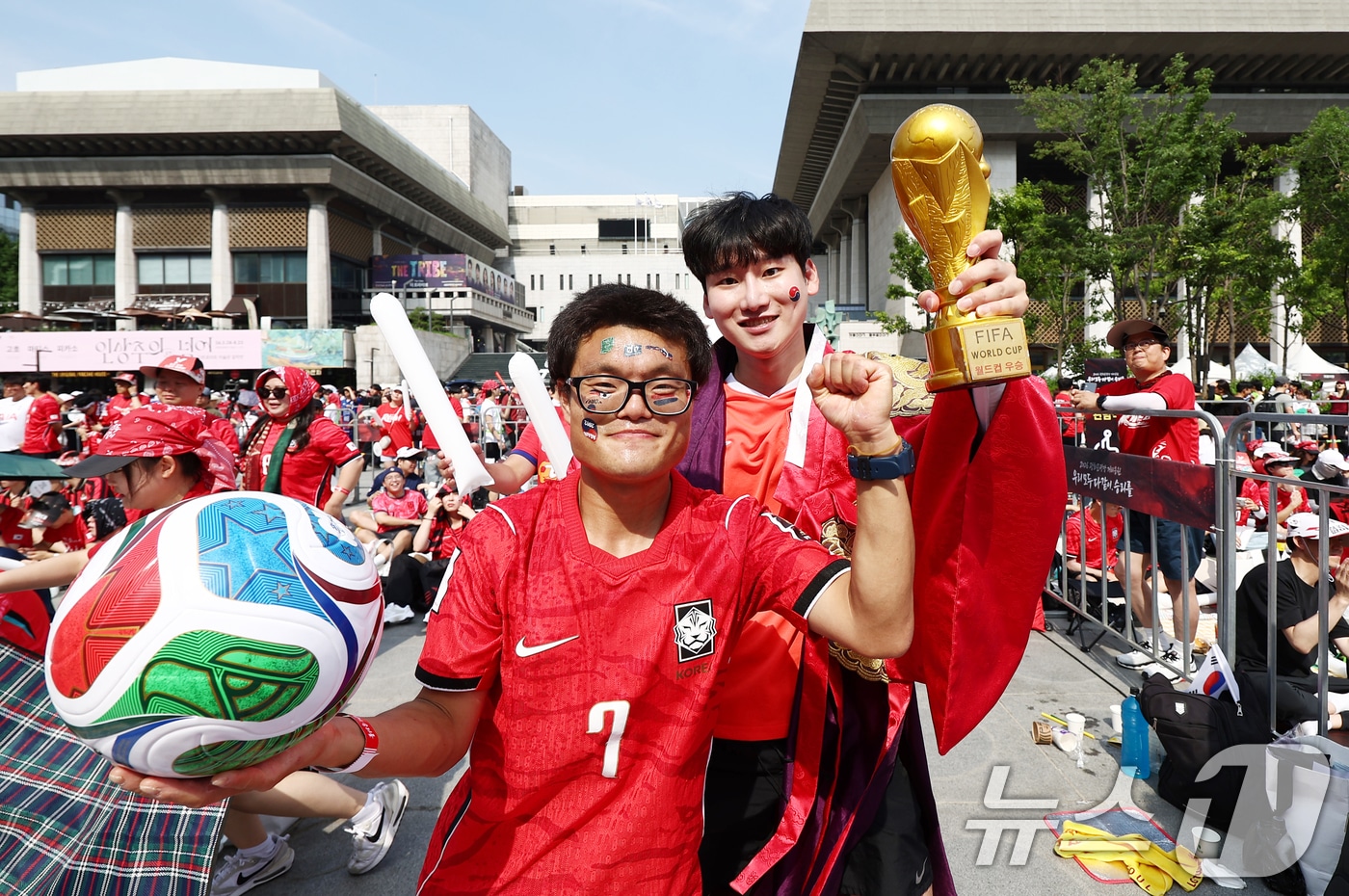 19일 오전 서울 종로구 광화문광장에서 2026 북중미월드컵 A조 조별리그 2차전 대한민국과 멕시코의 경기 거리 응원을 나선 시민들이 열띤 응원을 펼치고 있다. 2026.6.19 ⓒ 뉴스1 김민지 기자
