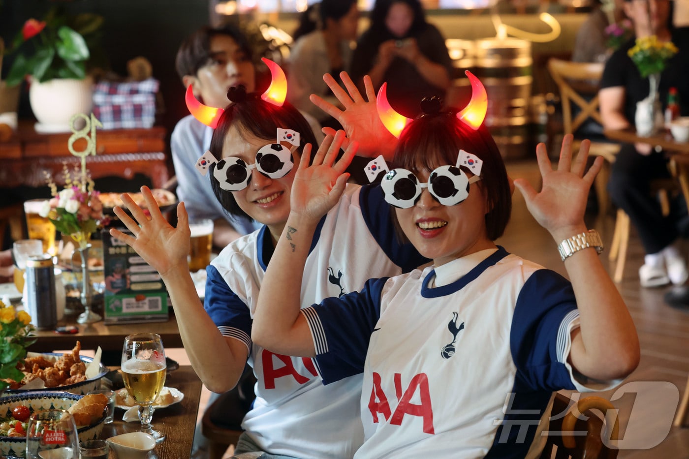 19일 오전 광주 광산구의 한 식당을 찾은 시민들이 대형 스크린 앞에 모여 대한민국 축구 대표팀의 월드컵 경기를 응원하고 있다 2026.6.19 ⓒ 뉴스1 조수민 수습기자