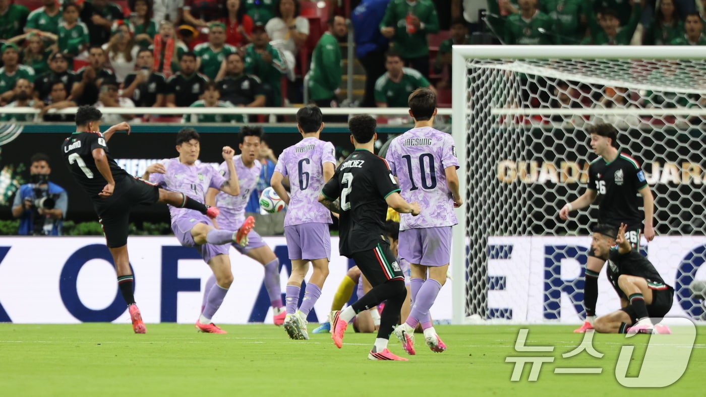 멕시코 축구국가대표팀 루이스 로모가 18일(현지시간) 멕시코 과달라하라 스타디움에서 열린 2026 북중미 월드컵 A조 조별리그 2차전 대한민국과 멕시코의 경기에서 선제골을 넣고 있다. 2026.6.19 ⓒ 뉴스1 박지혜 기자