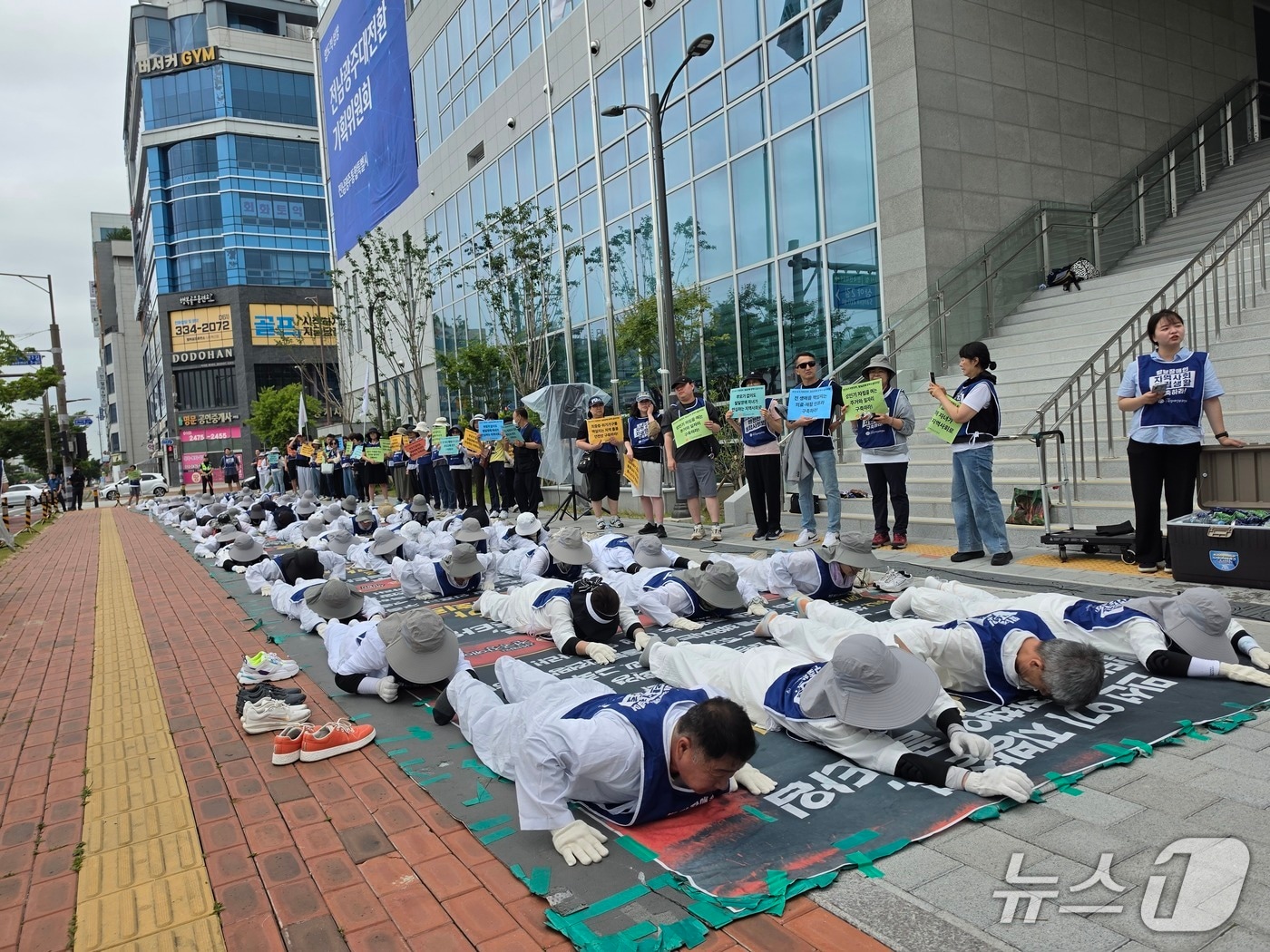 전남·광주 장애인부모연대 회원들이 19일 나주시 빛가람혁신도시 민형배 통합시장 당선인 인수위원회 앞에서 발달장애인 돌봄 지원 확대를 촉구하며 오체투지하고 있다.(광주장애인차별철폐연대 제공. 재판매 및 DB 금지) 2026.6.1/뉴스1