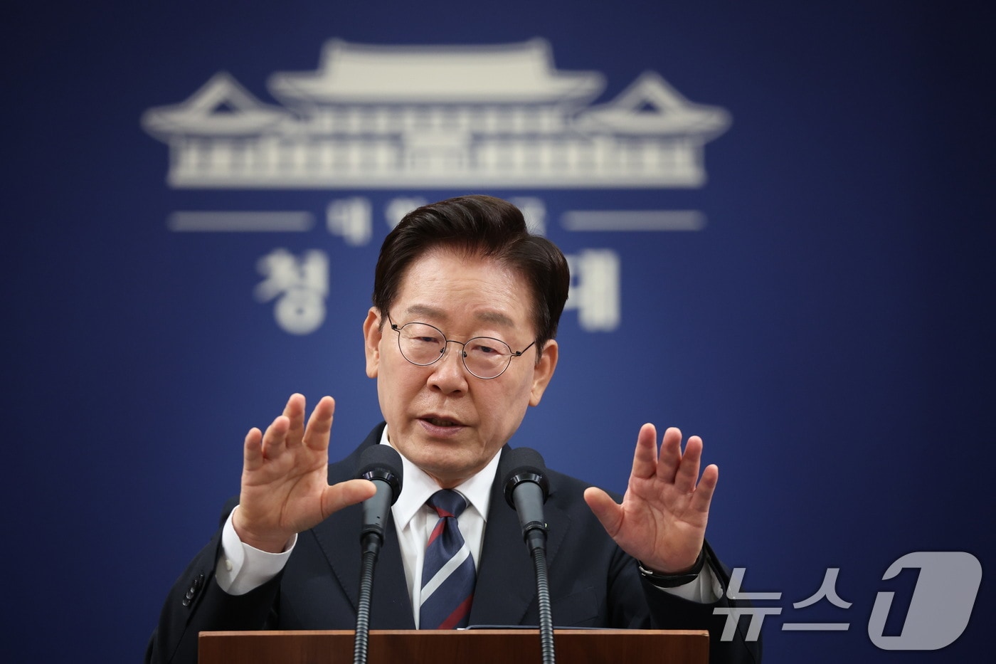 이재명 대통령이 19일 청와대 춘추관에서 열린 유럽·G7 순방 결과 브리핑에서 취재진 질문에 답변하고 있다. 2026.6.19 ⓒ 뉴스1 이재명 기자