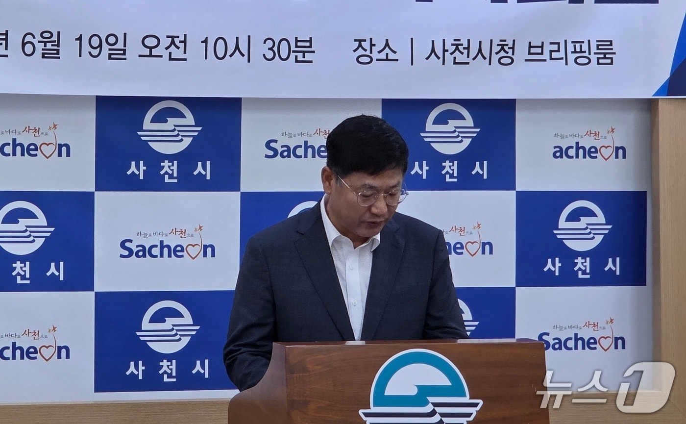 최용석 사천시의원 당선인은 19일 사천시청 브리핑룸에서 기자회견을 열고 해양공공기관 유치를 촉구하고 있다(최용석 측 제공. 재판매 및 DB금지).