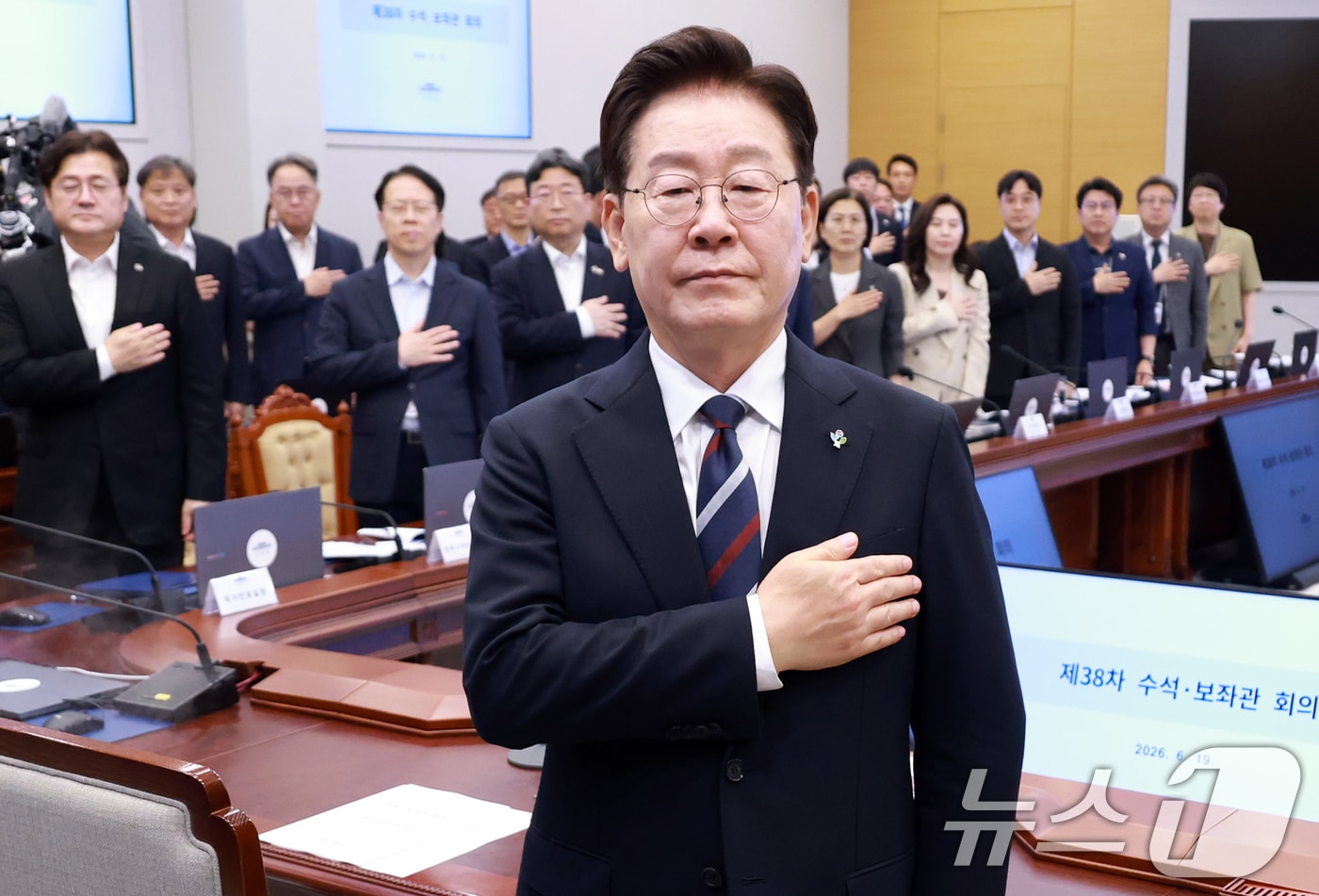 이재명 대통령이 19일 청와대에서 열린 수석보좌관회의에서 국민의례를 하고 있다. (청와대통신사진기자단) 2026.6.19 ⓒ 뉴스1 이재명 기자