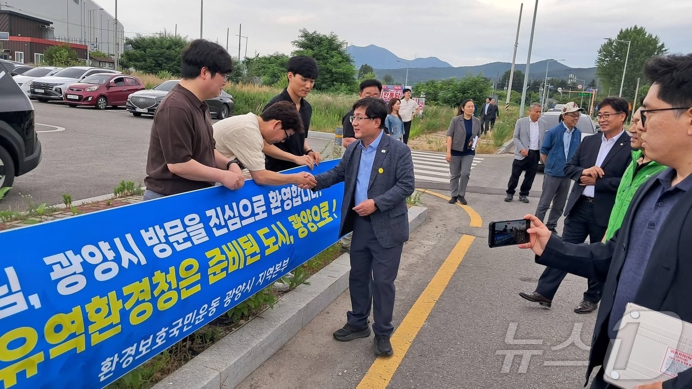 김성환 기후에너지환경부 장관이 지난 17일 광양 배알도 수변공원을 방문해 주민들로부터 섬진강유역환경청 신설 건의를 청취하고 있다. (광양시 제공. 재판매 및 DB금지) / 뉴스1