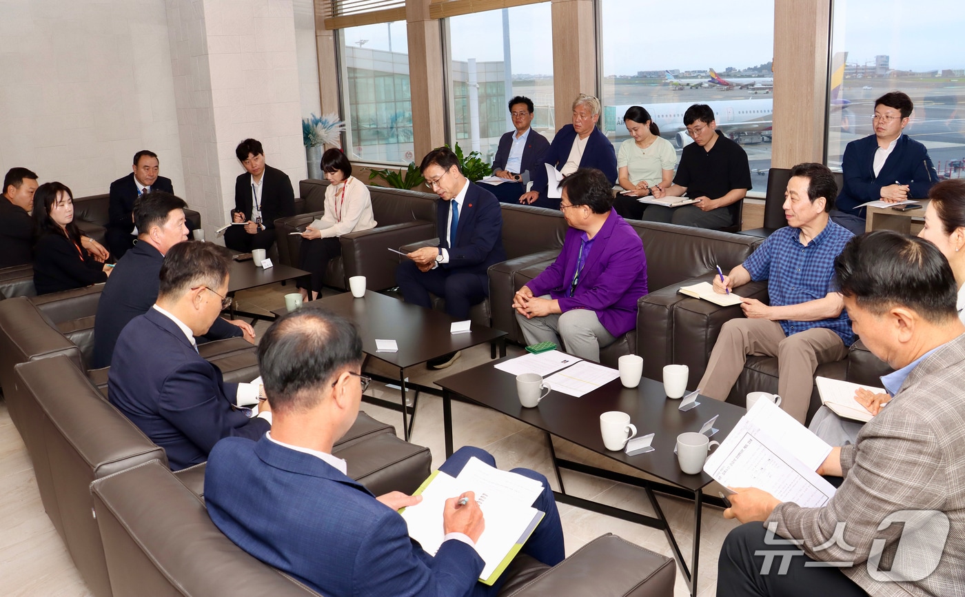 19일 제주국제공항에서 위성곤 제주특별자치도지사 당선인 주재로 열린 현장 간담회.(제주도지사직 인수위원회 제공, 재판매 및 DB 금지)