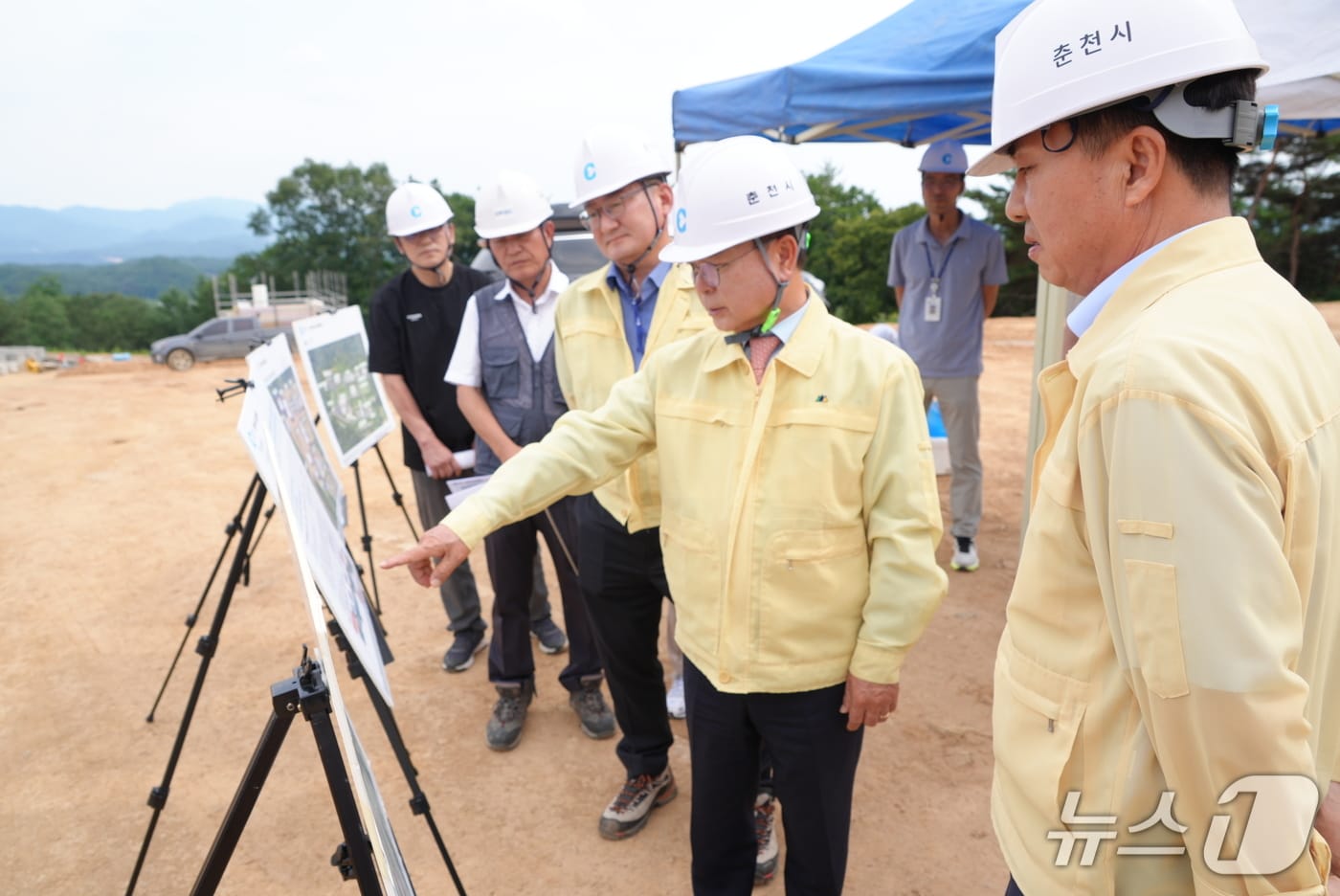 육동한 춘천시장이 19일 신북읍 지내리 일원 용산정수장 현대화사업 현장을 찾아 공정 현황과 향후 추진계획을 보고받고 있다.(춘천시 제공, 재판매 및 DB금지)
