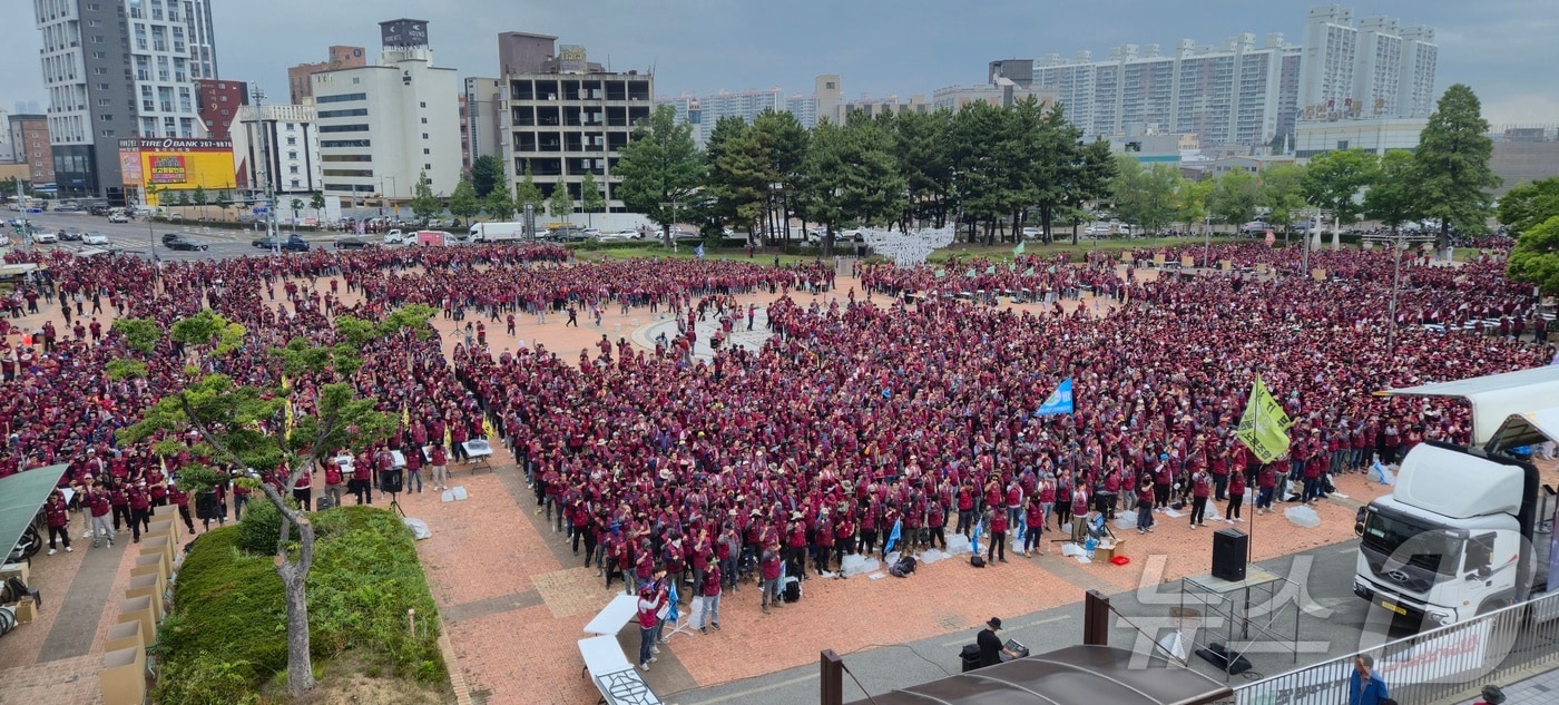 민주노총 전국플랜트건설노조 울산지부 조합원들이 19일 오후 울산 남구 태화강역 광장에서 올해 임금협상과 원청교섭 쟁의행위 찬반투표에 앞서 구호를 외치고 있다. 2026.6.19 ⓒ 뉴스1 박정현 기자
