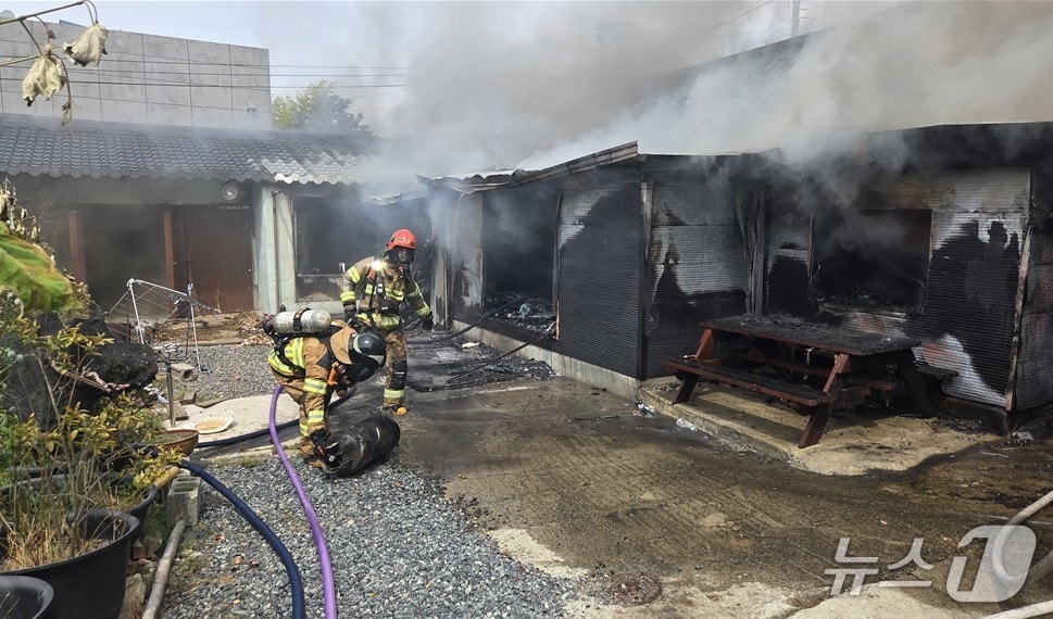1일 오전 9시 40분쯤 경북 경주시 외동읍 한 단독주택에서 불이 나 진화대원들이 불을 끄고 있다.(경북소방본부 제공. 재판매 및 DB 금지)2026.6.2/뉴스1