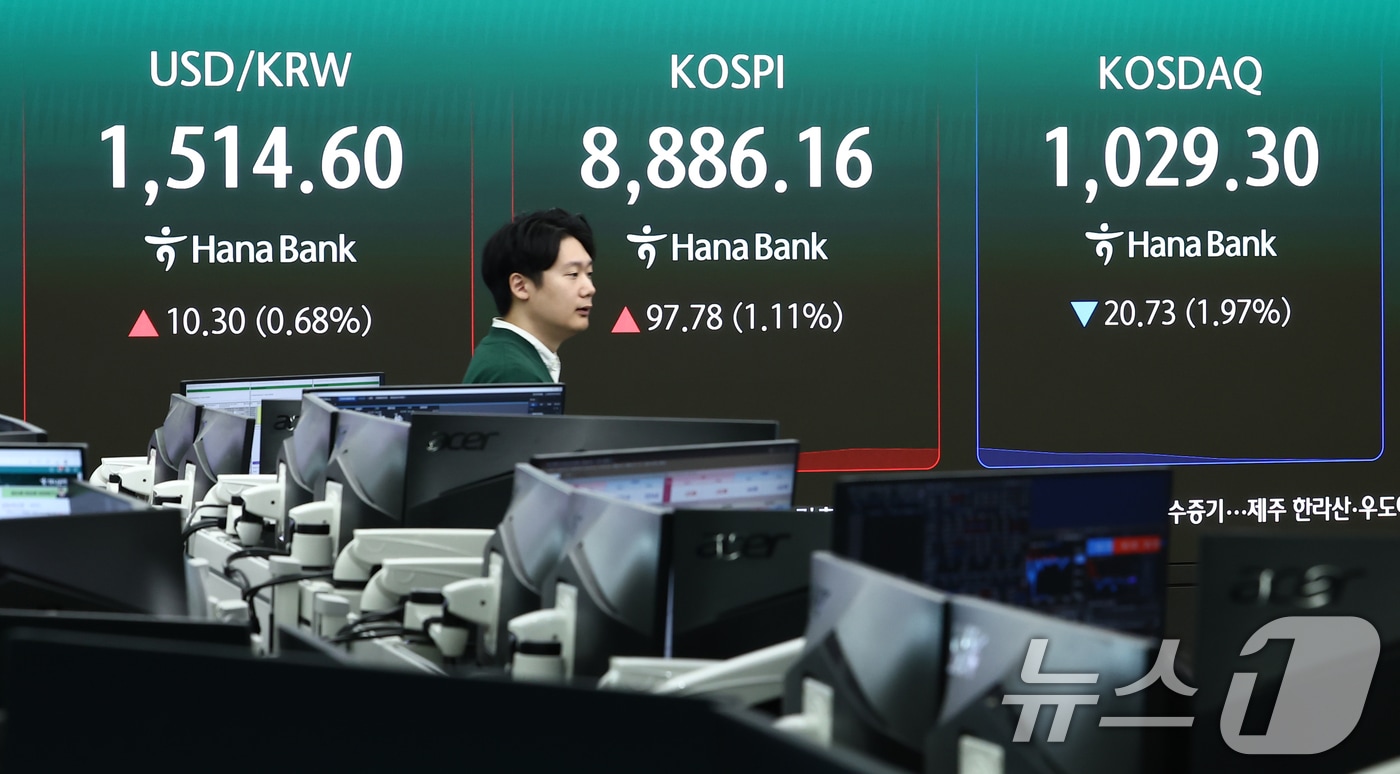 2일 오전 서울 중구 하나은행 본점 딜링룸 전광판에 코스피 등 지수가 나오고 있다. 2026.6.2 ⓒ 뉴스1 김민지 기자