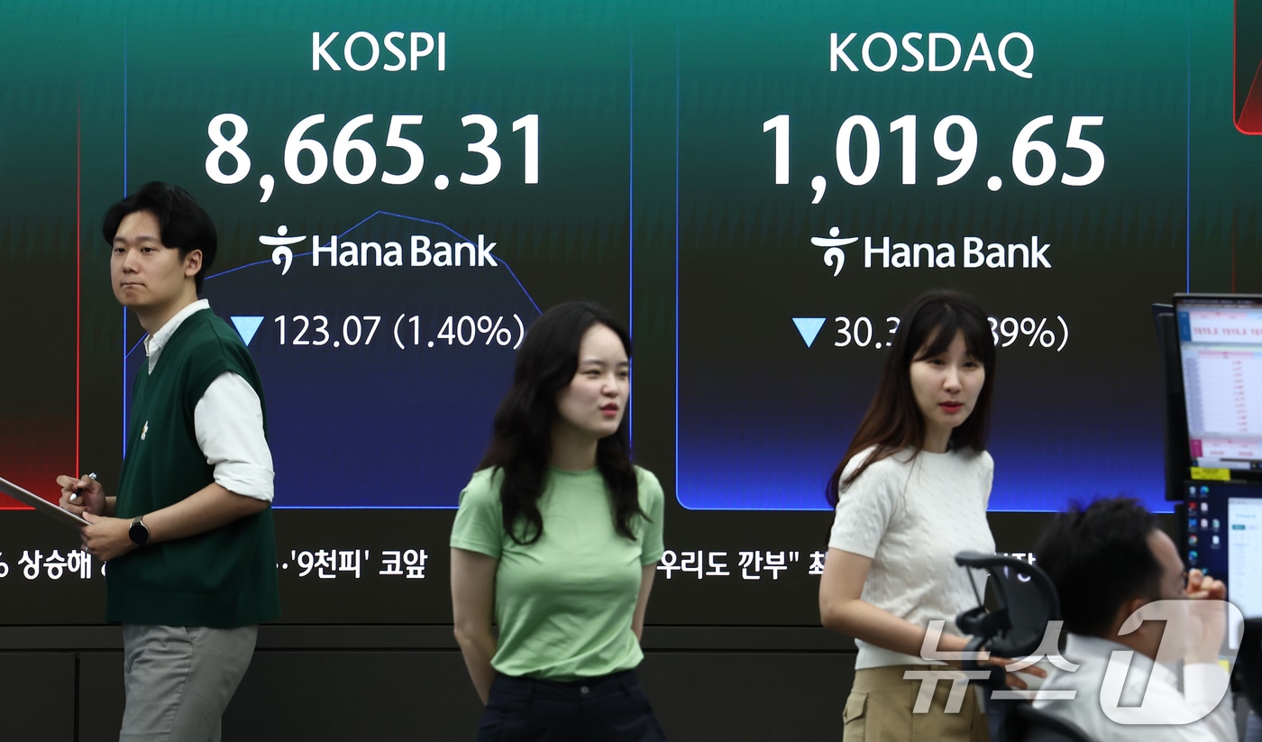 코스피가 전 거래일(8788.38)보다 94.81포인트(1.08%) 상승한 8883.19에 출발한 2일 오전 서울 중구 하나은행 본점 딜링룸 전광판에 코스피, 코스닥 지수가 나오고 있다. 2026.6.2 ⓒ 뉴스1 김민지 기자