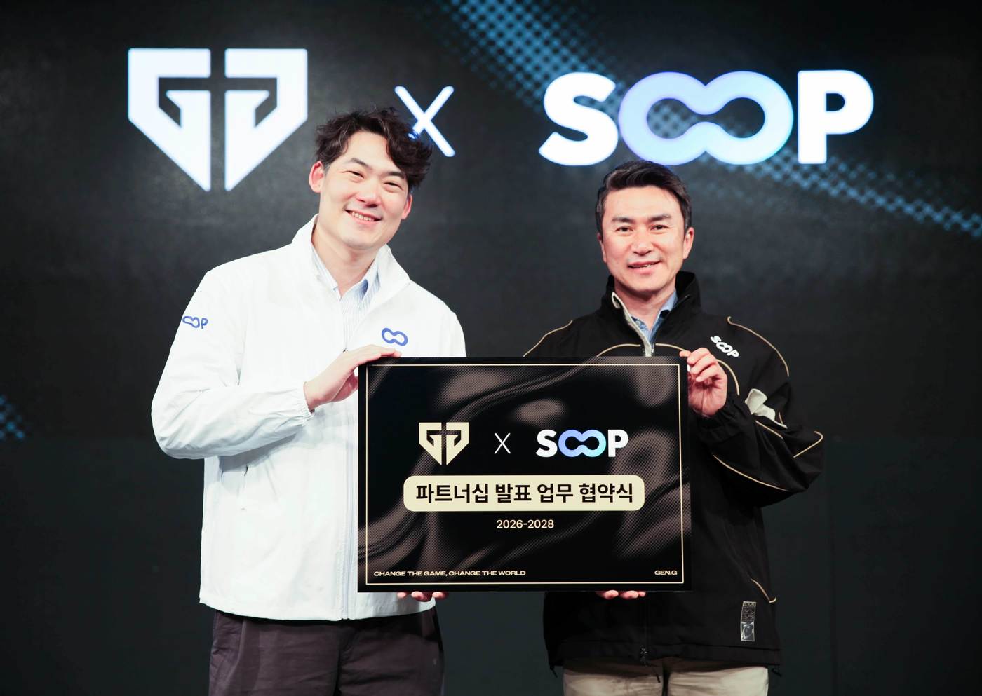 최영우 SOOP 대표이사(오른쪽), 아놀드 허 젠지 이스포츠 최고경영자(CEO) (SOOP 제공)