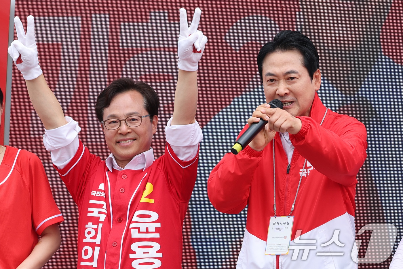 장동혁 국민의힘 대표가 2일 충남 청양군 청양재래시장을 찾아 윤용근 충남 공주시부여군청양군 국회의원 후보, 김홍열 청양군수 후보 지지를 호소하고 있다. 2026.6.2 ⓒ 뉴스1 신웅수 기자