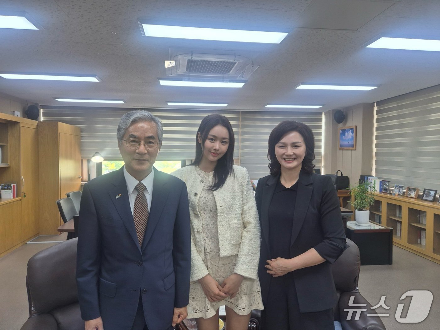미스코리아 경남 선 수상자인 서여은 씨(가운데)가 지난 1일 경남교육청 교육감 집무실에서 아이 좋아 통장사업 후원금 100만 원을 기탁했다.(경남교육청 제공. 재판매 및 DB금지)
