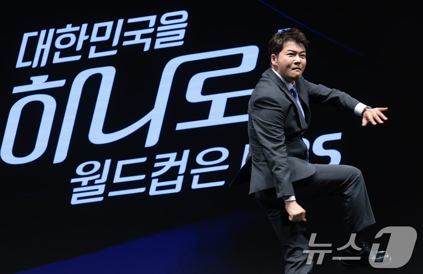 캐스터 전현무가 2일 서울 여의도 KBS 아트홀에서 열린 'KBS 2026 FIFA 북중미 월드컵' 제작발표회에 참석해 포즈를 취하고 있다. 2026.6.2 ⓒ 뉴스1 권현진 기자