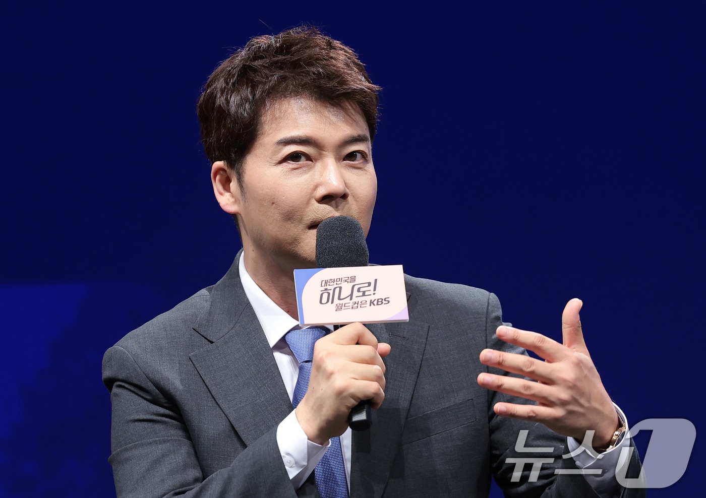 캐스터 전현무가 2일 서울 여의도 KBS 아트홀에서 열린 'KBS 2026 FIFA 북중미 월드컵' 제작발표회에 참석해 취재진 질문에 답하고 있다. ⓒ 뉴스1 권현진 기자