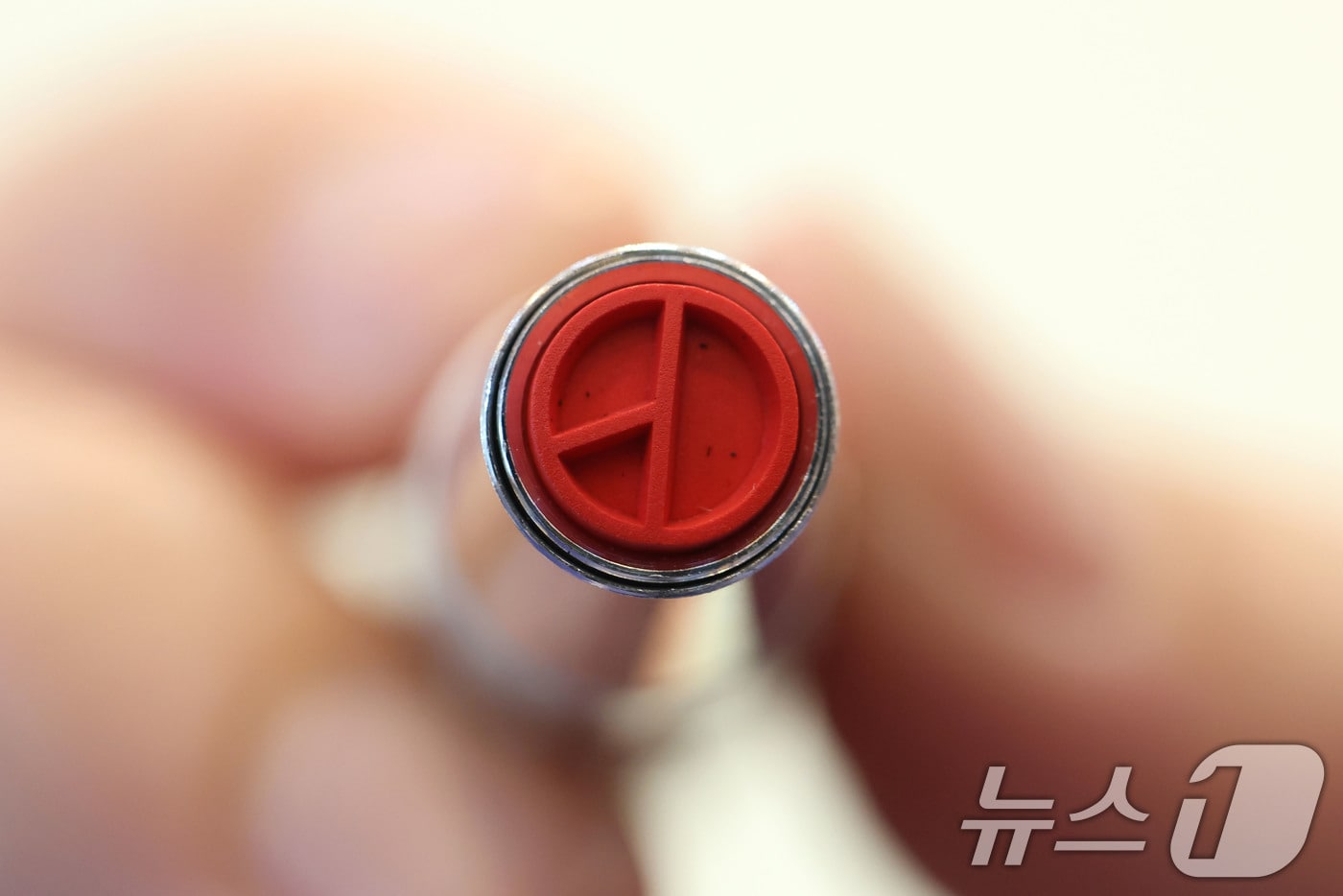 서울 성북구 안암동주민센터에 마련된 투표소에서 관계자가 기표용구를 들어보이고 있다. 2026.6.2 ⓒ 뉴스1 이광호 기자