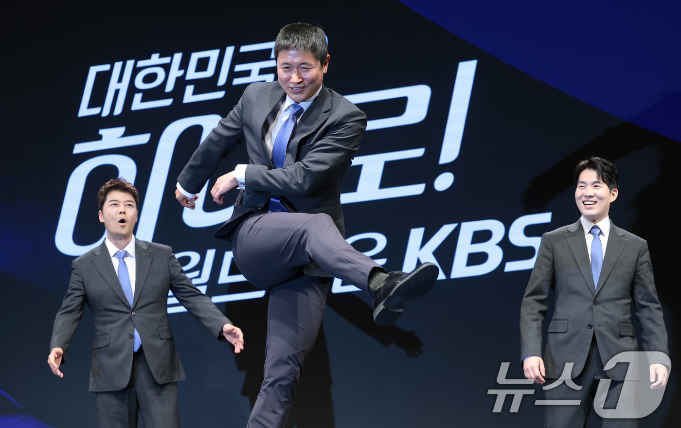 이영표 해설위원(가운데)이 2일 서울 여의도 KBS 아트홀에서 열린 'KBS 2026 FIFA 북중미 월드컵' 제작발표회에 참석해 취재진 골 세리머니를 선보이고 있다. 2026.6.2 ⓒ 뉴스1 권현진 기자