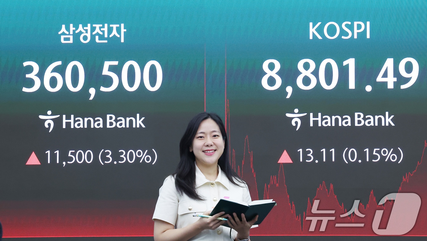 코스피 지수가 8800선을 돌파하며 최고치를 경신한 2일 서울 중구 하나은행 본점 딜링룸 전광판에 종가가 나오고 있다.2026.6.2 ⓒ 뉴스1 김성진 기자
