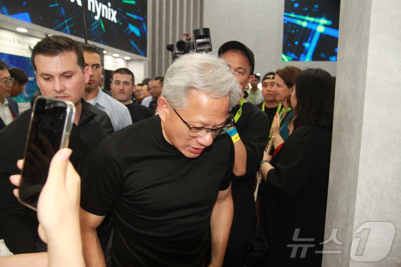 젠슨 황 엔비디아 최고경영자(CEO)가 2일(현지시간) 대만 타이베이 난강 전시장에서 ‘컴퓨텍스 2026’ SK하이닉스 부스를 둘러본 뒤 퇴장하고 있다.2026.6.2 ⓒ 뉴스1 김민재 기자