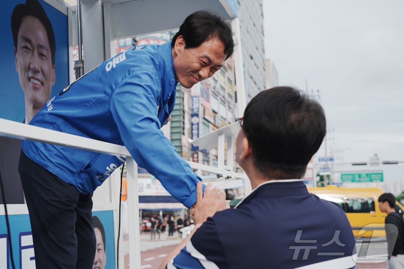공식선거운동 마지막 날인 2일 박형룡 더불어민주당 후보가 대구 달성군 국회의원 보궐선거 피날레 유세 현장에서 지지자와 인사를 나누고 있다.(박형룡 후보 측 제공) 2026.6.2 ⓒ 뉴스1 이성덕 기자