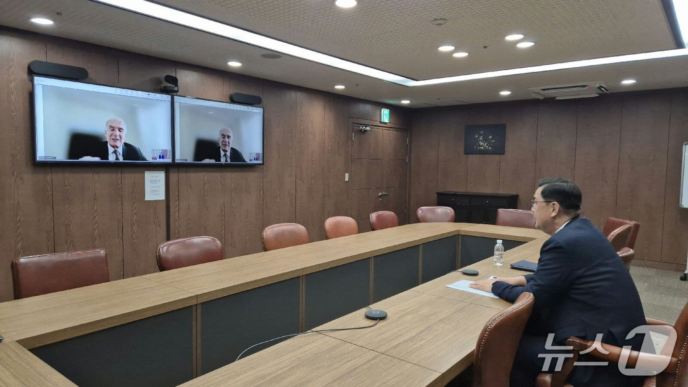 19일 이경철 외교부 중동평화 정부대표가 장 아르노 유엔 사무총장 중동특사와 화상 면담을 진행하는 모습 (외교부 제공)