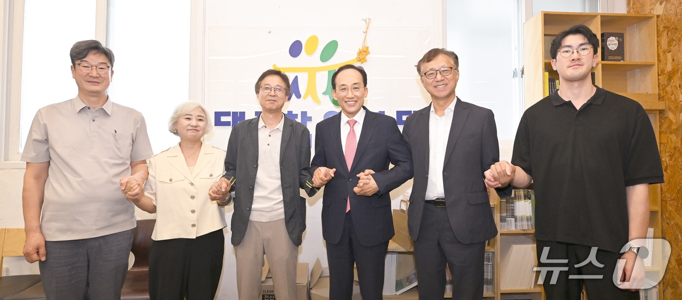 추경호 대구시장 당선인(오른쪽에서 세번째)이 19일 대구참여연대와 간담회를 가진 뒤 기념촬영을 하고 있다. (대구시장직 인수위원회 제공. 재판매 및 DB 금지)2026.6.19/뉴스1
