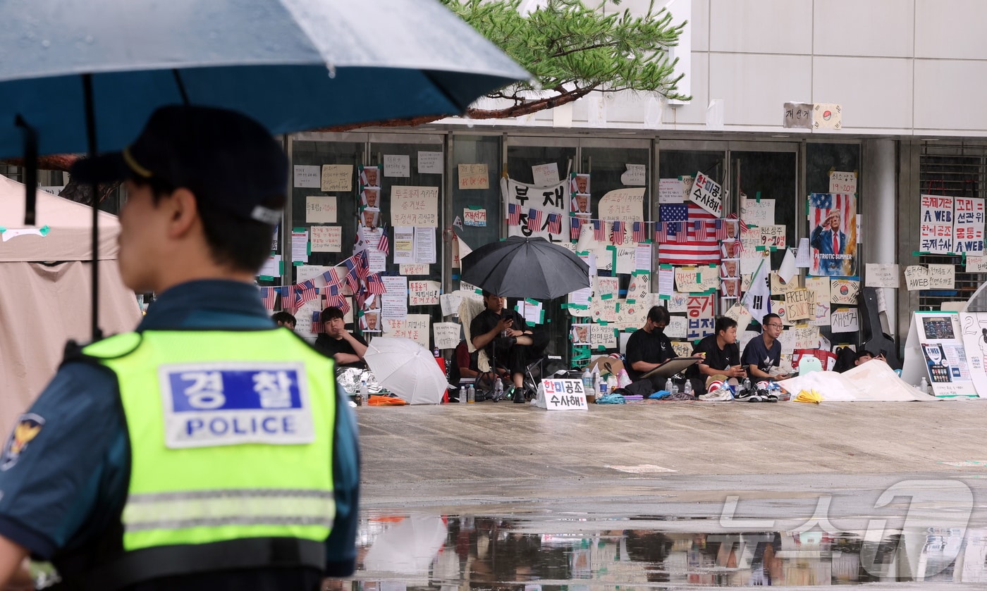 제9회 전국동시지방선거 투표용지 부족 사태를 규탄하는 개표소 봉쇄 시위가 계속된 20일 서울 송파구 올림픽공원 핸드볼경기장 앞에 경찰이 배치돼 있다. 2026.6.20 ⓒ 뉴스1 김진환 기자