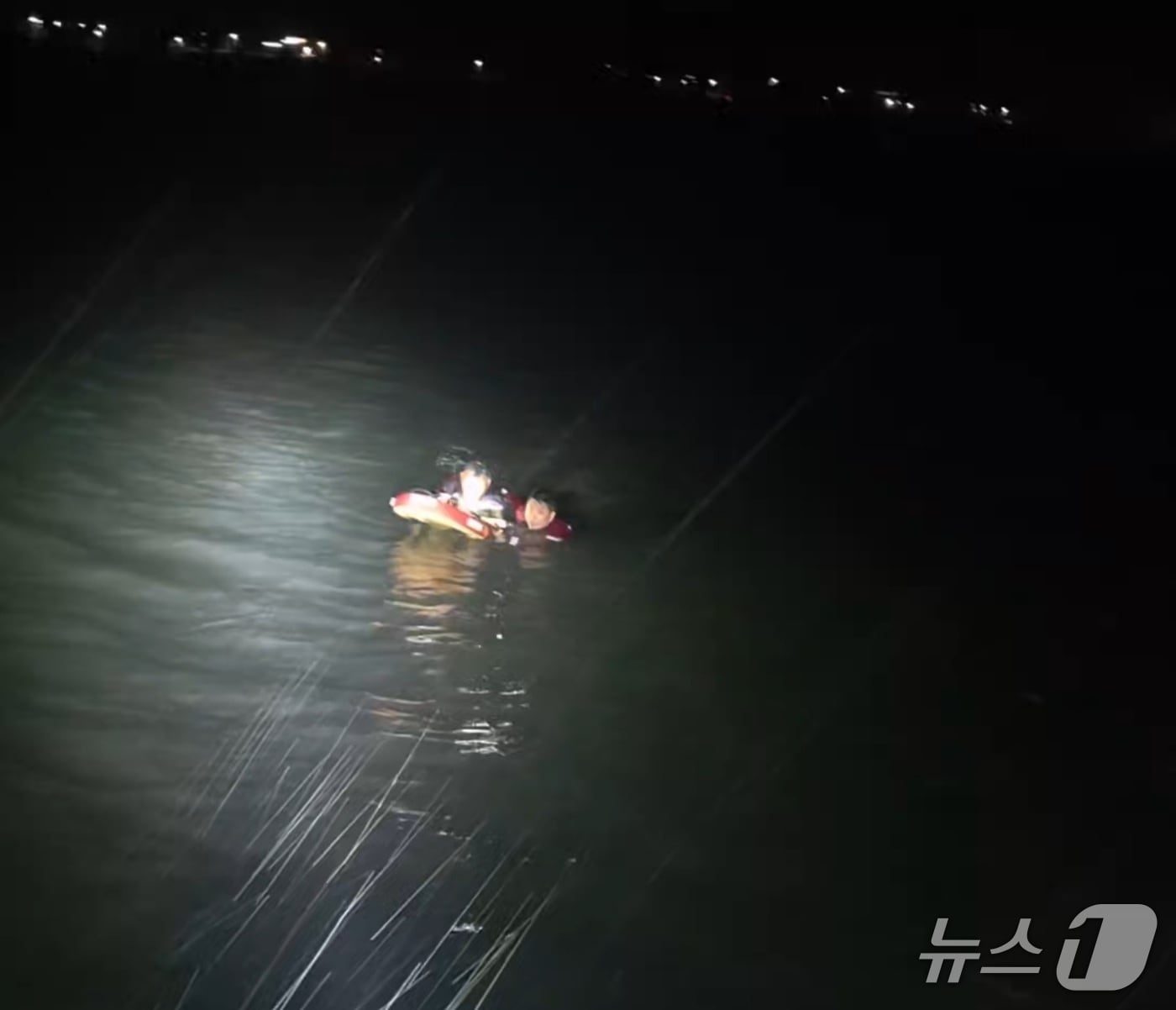 갯벌에 고립된 관광객을 구조하는 해경(보령해경 제공) /뉴스1