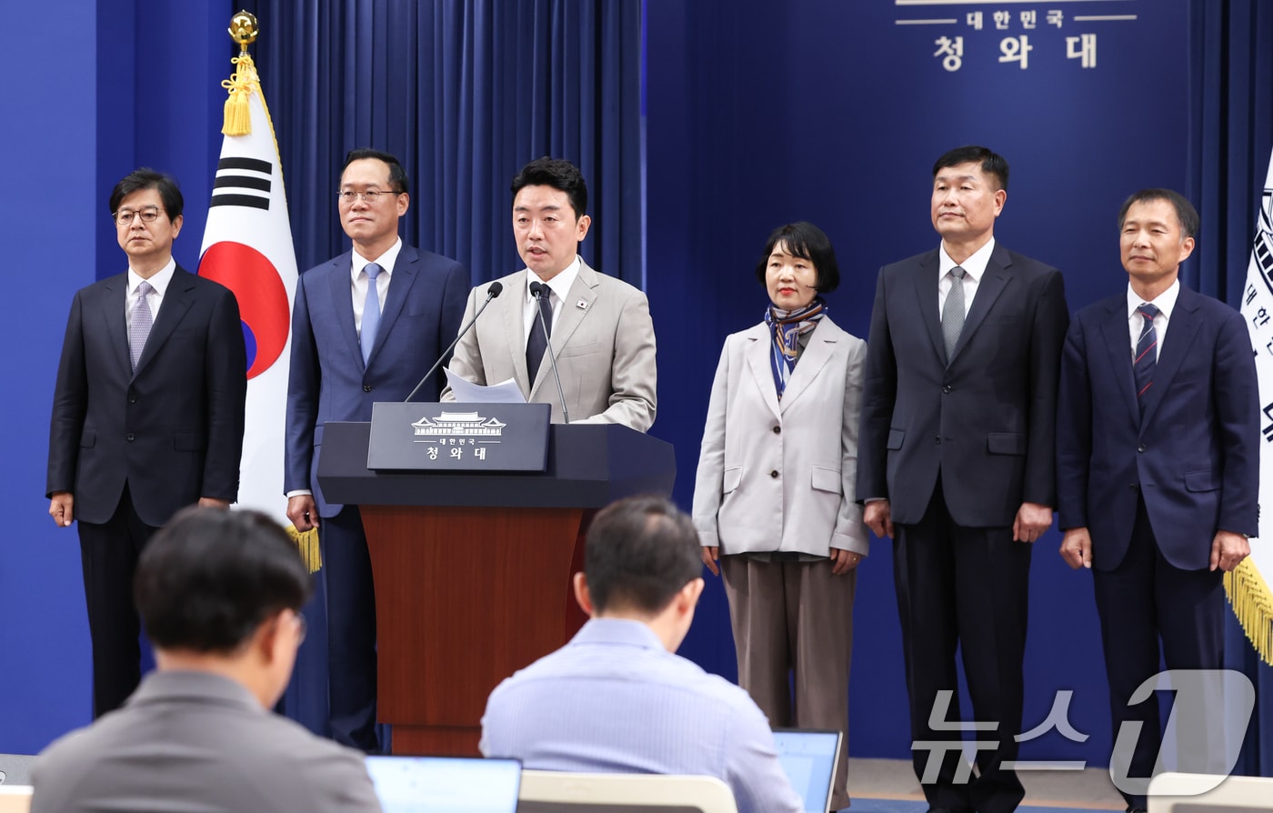 강훈식 대통령비서실장이 21일 청와대 춘추관에서 수석비서관급 인선 발표를 하고 있다. 2026.6.21 ⓒ 뉴스1 허경 기자