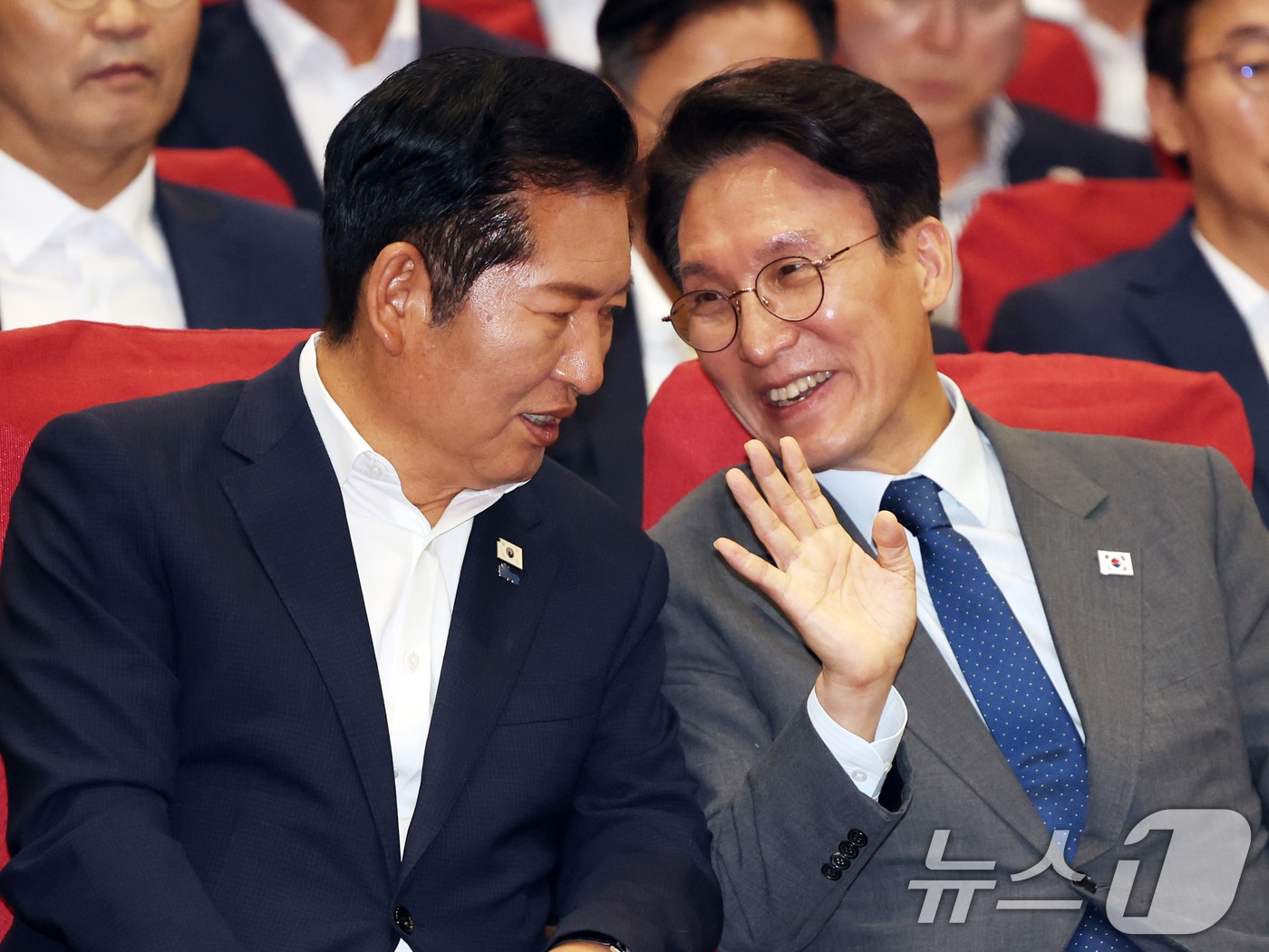 김민석 국무총리와 정청래 더불어민주당 대표가 21일 오후 서울 여의도 국회 의원회관에서 열린 '2026 6·3지방선거 단체장 당선자 워크숍'에서 대화를 나누고 있다. 2026.6.21 ⓒ 뉴스1 황기선 기자