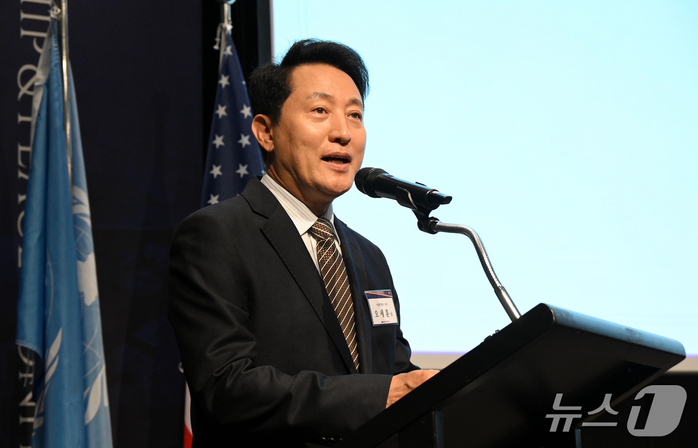 오세훈 서울시장이 21일 용산구 그랜드하얏트 서울에서 열린 '한미수호 평화 컨퍼런스'에서 6.25전쟁 참전용사들에게 감사를 전하고 있다.(서울시 제공)