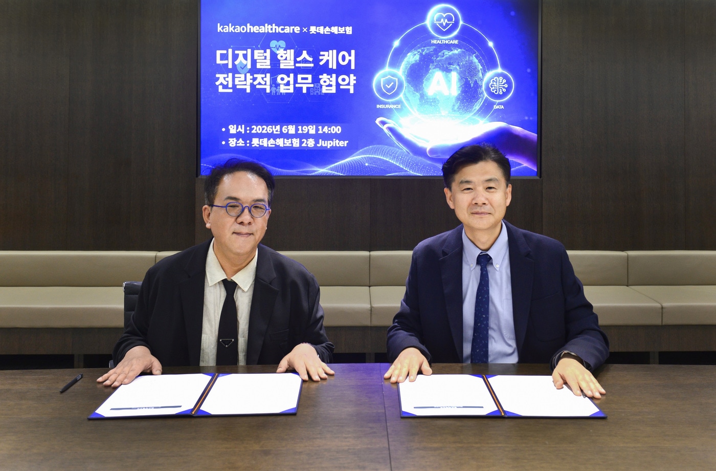 카카오헬스케어와 롯데손해보험이 건강보험 가입 고객의 만성질환 관리 및 디지털 헬스케어 서비스 협력을 위한 업무협약을 체결했다. 황희 카카오헬스케어 대표이사(오른쪽)와 오명식 롯데손해보험 Corporate Solution 총괄장(전무) (카카오헬스케어 제공)