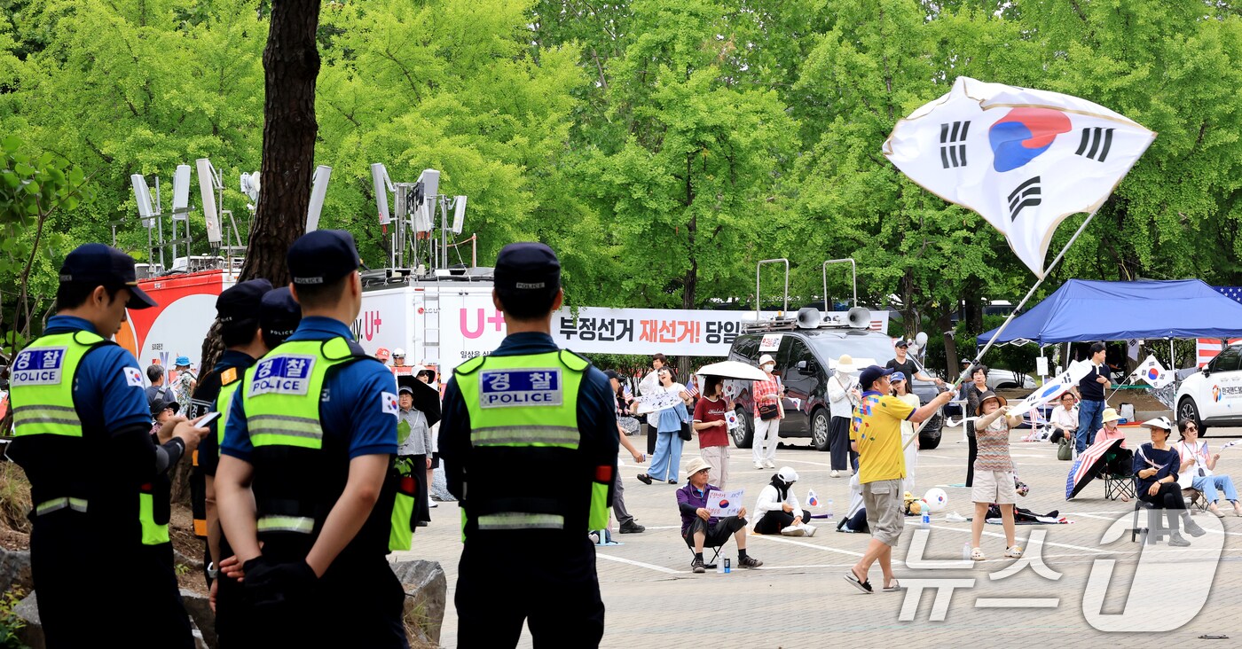 경찰, 잠실 개표소 시위 36건 수사