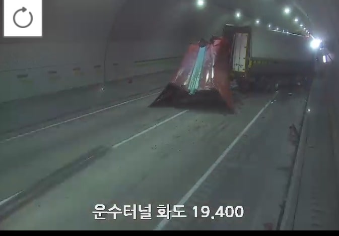 사고 현장.(한국도로공사 ROADPLUS CCTV 캡쳐. 재판매 및 DB 금지)/뉴스1