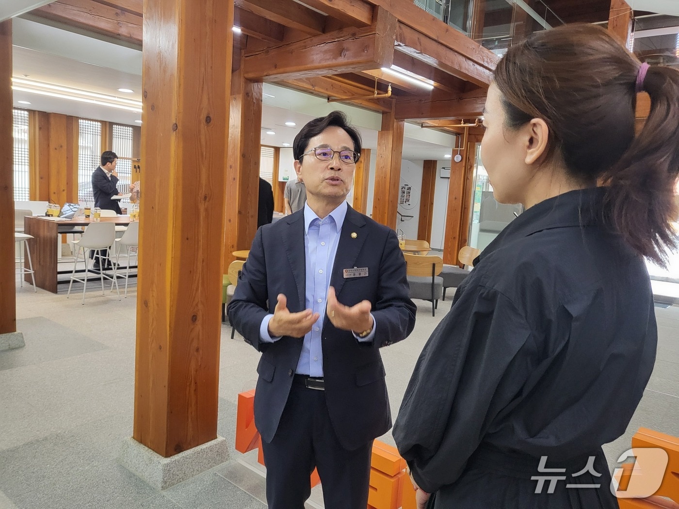 윤용근 국민의힘 의원(공주·부여·청양)이 공주청년센터 관계자와 만나 대화하고 있다. (윤용근 의원실 제공, 재판매 및 DB금지) / 뉴스1 