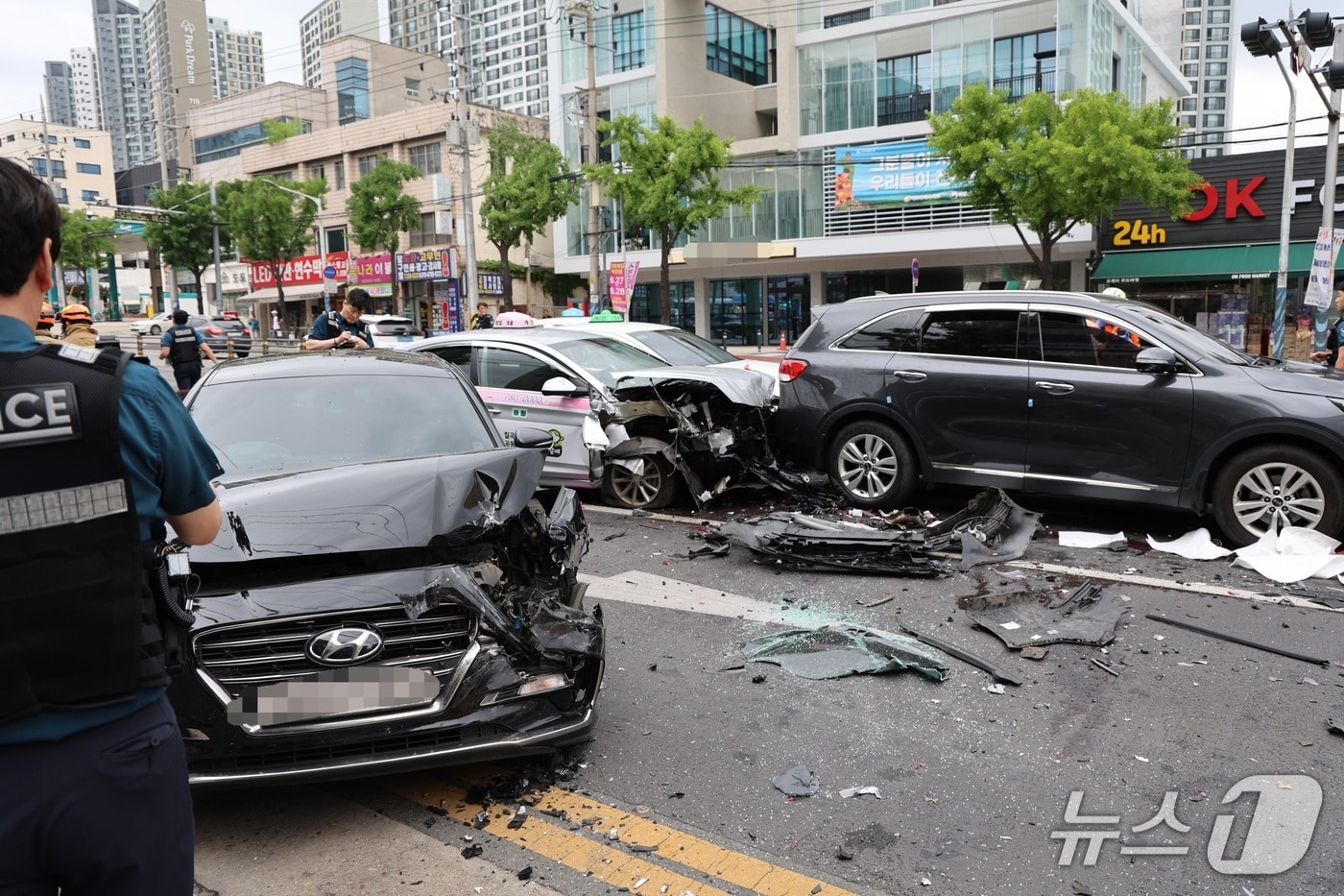 22일 오전 8시 37분쯤 대구 서구 중리네거리에서 신평리네거리 방향으로 달리던 택시가 차량 여러 대를 잇따라 추돌했다. 사고로 운전자 등 10명이 다쳤다.(대구소방안전본부 제공. 재판매 및 DB금지)