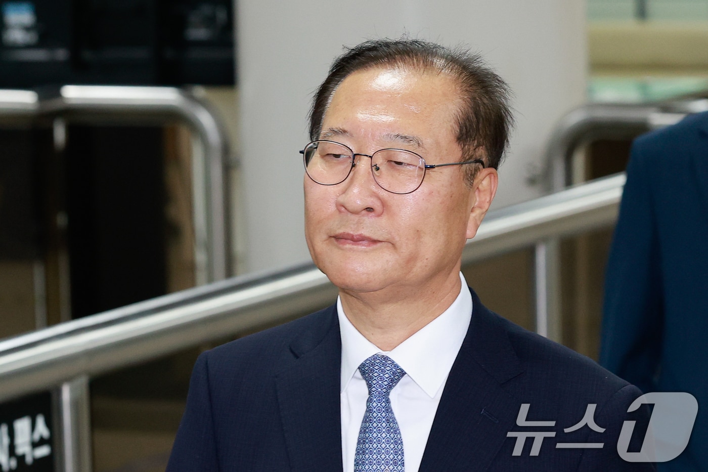 박성재 전 법무부 장관이 22일 오후 서울 서초구 중앙지방법원에서 열린 내란중요임무종사, 청탁금지법 위반 등 혐의 1심 선고 공판에 출석하고 있다. 박 전 장관은 12·3 비상계엄 선포 직후 법무부 간부 회의를 소집하고 출국금지팀 비상 대기, 교정시설 수용 공간 확보, 합동수사본부 검사 파견 검토 등을 지시한 혐의와 김건희 여사로부터 명품 가방 수사 관련 문의를 전달받고 이를 실무진에 확인하도록 지시한 혐의를 받는다. 2026.6.22 ⓒ 뉴스1 안은나 기자