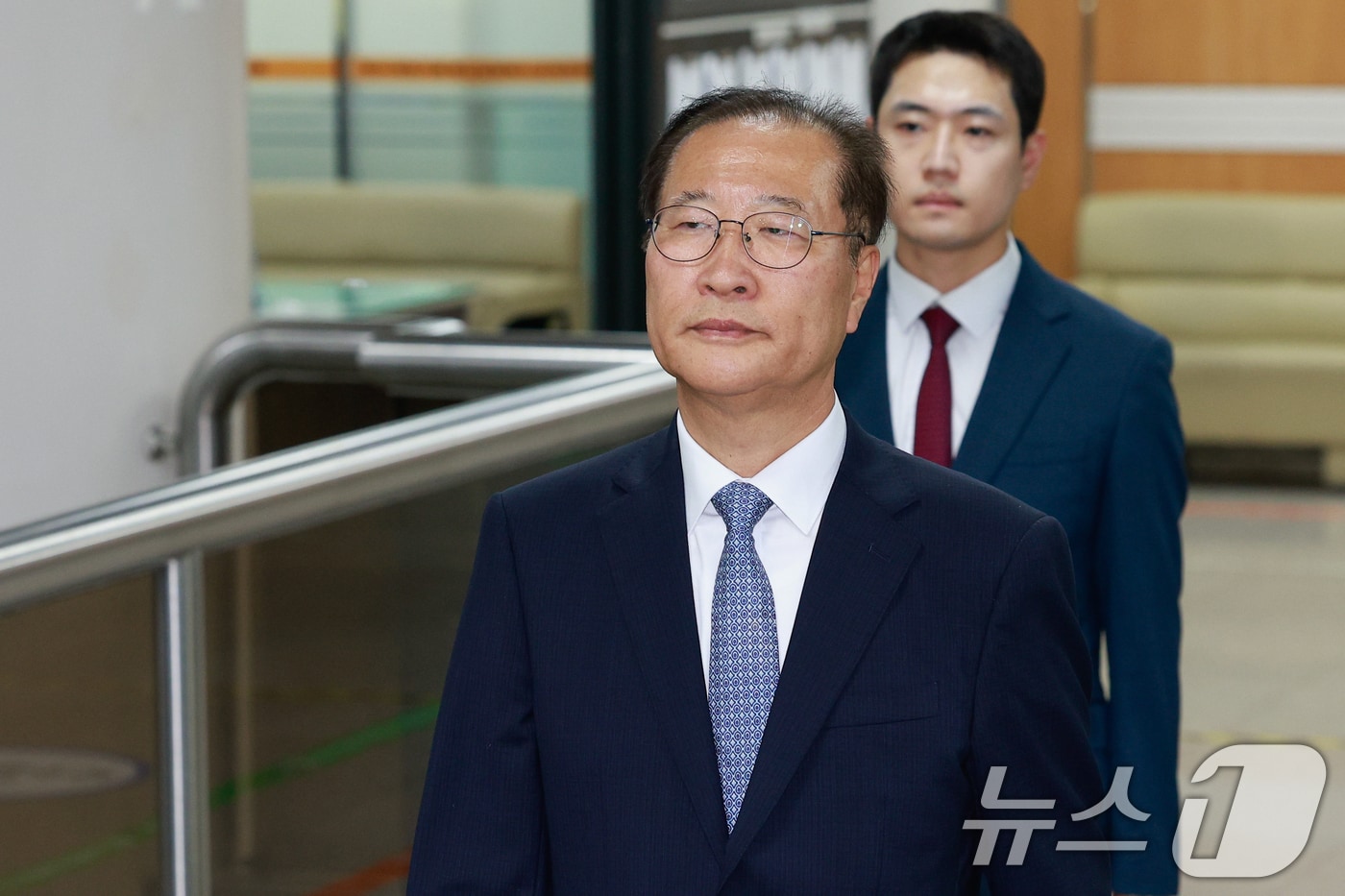 박성재 전 법무부 장관이 22일 오후 서울 서초구 중앙지방법원에서 열린 내란중요임무종사, 청탁금지법 위반 등 혐의 1심 선고 공판에 출석하고 있다. 박 전 장관은 12·3 비상계엄 선포 직후 법무부 간부 회의를 소집하고 출국금지팀 비상 대기, 교정시설 수용 공간 확보, 합동수사본부 검사 파견 검토 등을 지시한 혐의와 김건희 여사로부터 명품 가방 수사 관련 문의를 전달받고 이를 실무진에 확인하도록 지시한 혐의를 받는다. 2026.6.22 ⓒ 뉴스1 안은나 기자