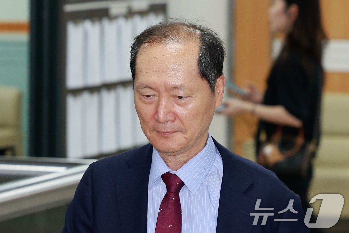 이완규 전 법제처장이 22일 오후 서울 서초구 중앙지방법원에서 열린 국회증언감정법 위반 혐의 1심 선고 공판에 출석하고 있다. 이 전 처장은 국회 법제사법위원회에서 안가 회동을 "친목 모임＂이라고 진술해 위증한 혐의를 받는다. 2026.6.22 ⓒ 뉴스1 안은나 기자