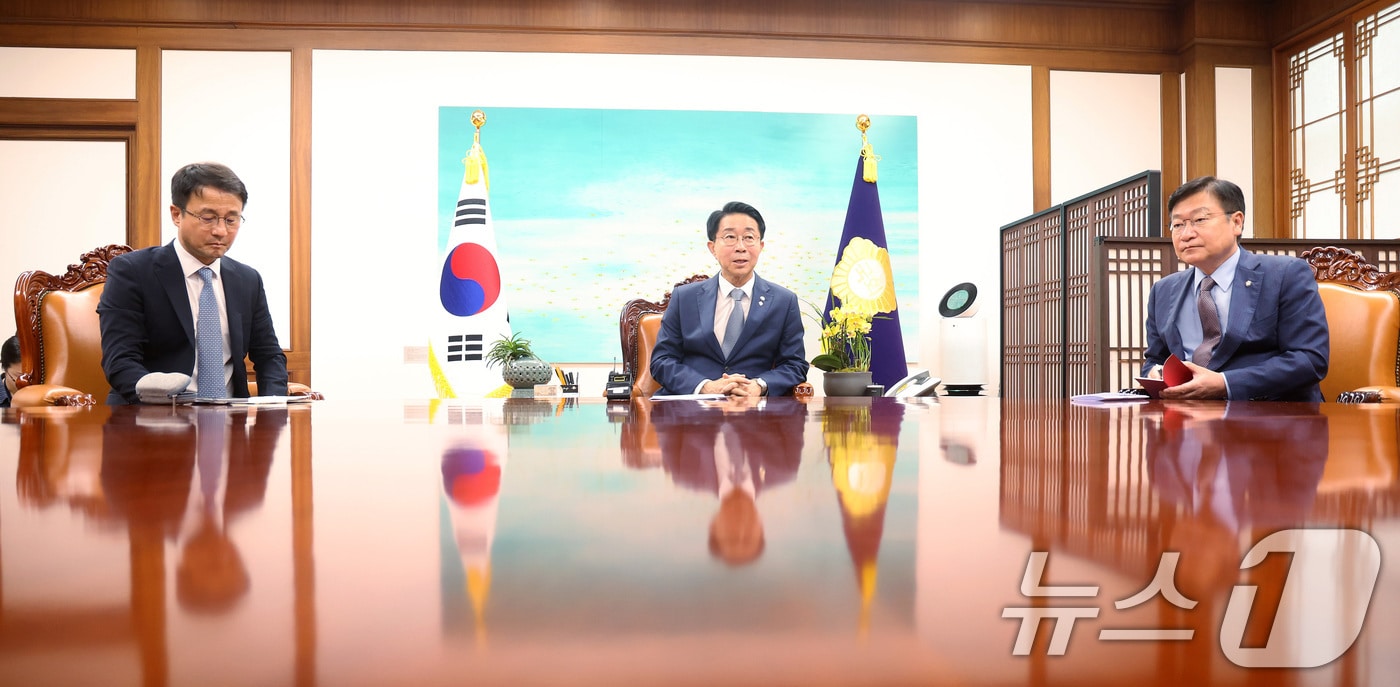 조정식 국회의장(가운데)이 22일 서울 여의도 국회에서 여야 원내대표 회동을 하고 있다. 왼쪽부터 한병도 더불어민주당 원내대표, 조 의장, 정점식 국민의힘 원내대표. (공동취재) 2026.6.22 ⓒ 뉴스1 신웅수 기자