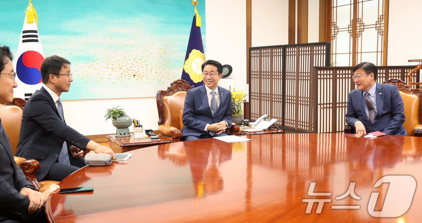 조정식 국회의장(가운데)이 22일 서울 여의도 국회에서 여야 원내대표 회동을 하고 있다. 왼쪽부터 한병도 더불어민주당 원내대표, 조 의장, 정점식 국민의힘 원내대표. (공동취재) 2026.6.22 ⓒ 뉴스1 신웅수 기자