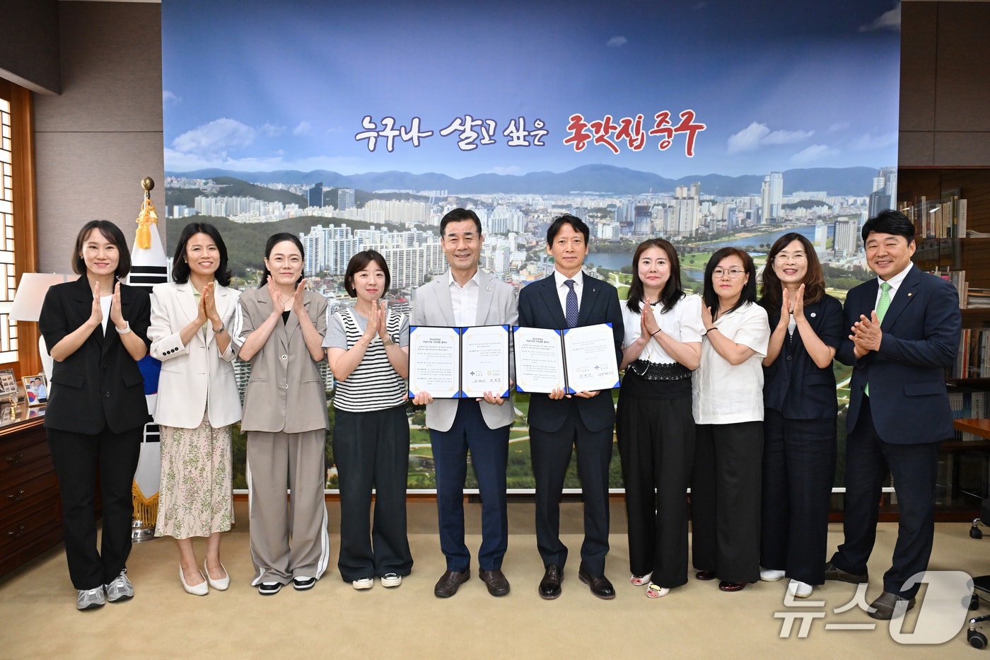 울산 중구와 양사초등학교는 22일 중구청 구청장실에서 부설주차장 무료 개방 협약을 맺었다.(울산 중구 제공. 재판매 및 DB금지)/뉴스1
