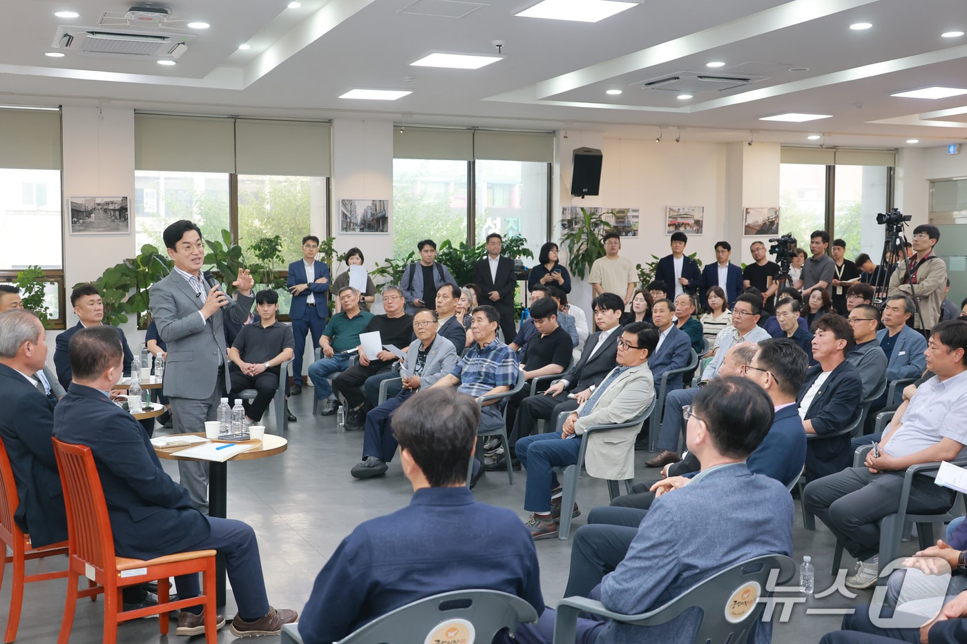 허태정 당선인이 소상공인과 소통을 하고 있다.(인수위 제공 제공. 재판매 및 DB금지)/뉴스1