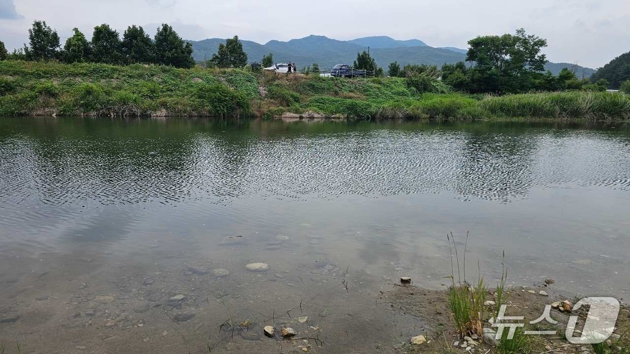 22일 오후 4시 3분쯤 충북 영동군 매곡면 한 하천에서 다슬기를 잡던 60대 여성이 물에 빠지는 사고가 났다.(영동소방서 제공. 재판매 및 DB금지)/뉴스1