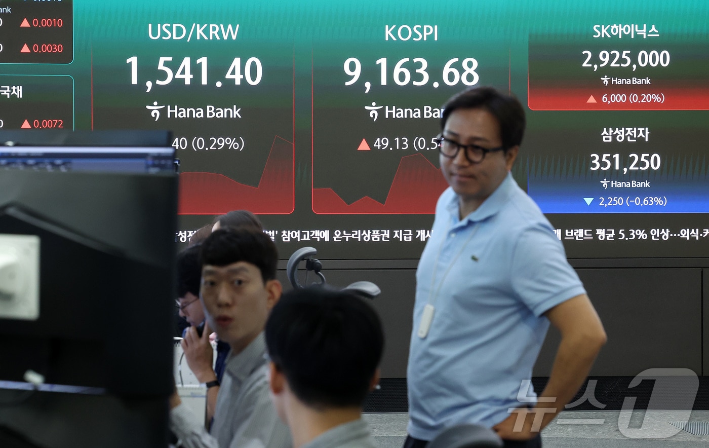 23일 서울 중구 하나은행 본점 딜링룸 전광판에 개장 시황이 나오고 있다. 2026.6.23 ⓒ 뉴스1 김성진 기자