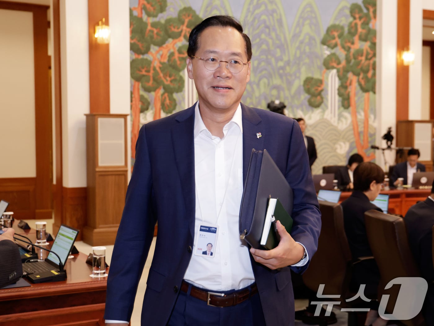 한찬식 민정수석이 23일 청와대에서 열린 국무회의 겸 비상경제점검회의에 참석하고 있다. (청와대통신사진기자단) 2026.6.23 ⓒ 뉴스1 허경 기자