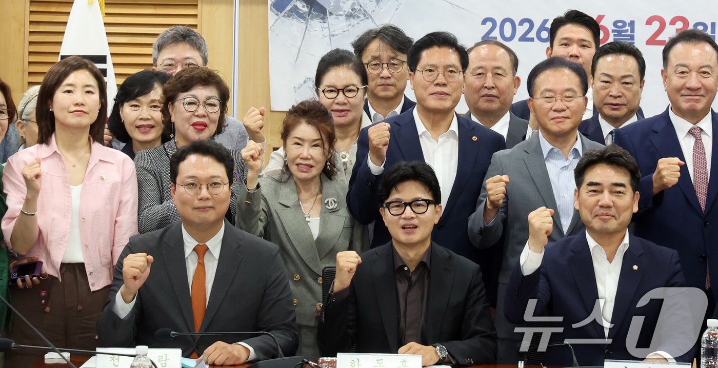 한동훈 무소속 의원이 23일 오전 서울 여의도 국회 의원회관에서 열린 '참정권 피해사태와 선거제도 개혁 국회 토론회'에서 참석자들과 기념촬영을 하고 있다. 2026.6.23 ⓒ 뉴스1 황기선 기자